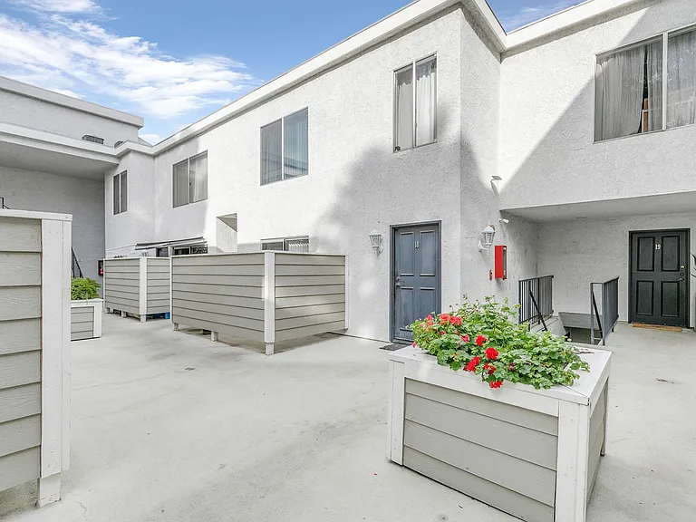 14455 Dickens St — Photo 24