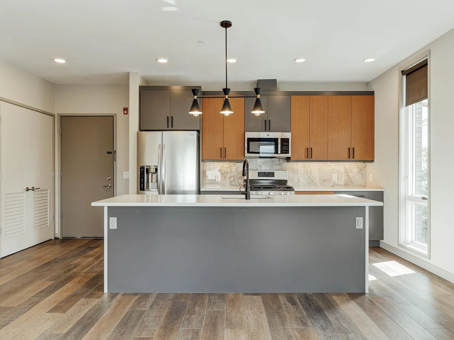 1 bed, 866 sqft, $2,950 — Photo 3