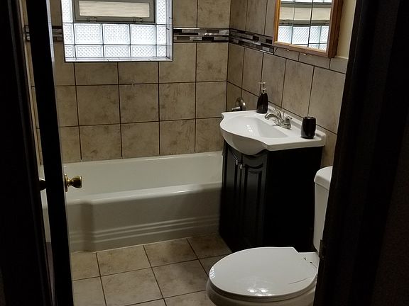 3rd image of 15042 Dorchester Ave APT 1E