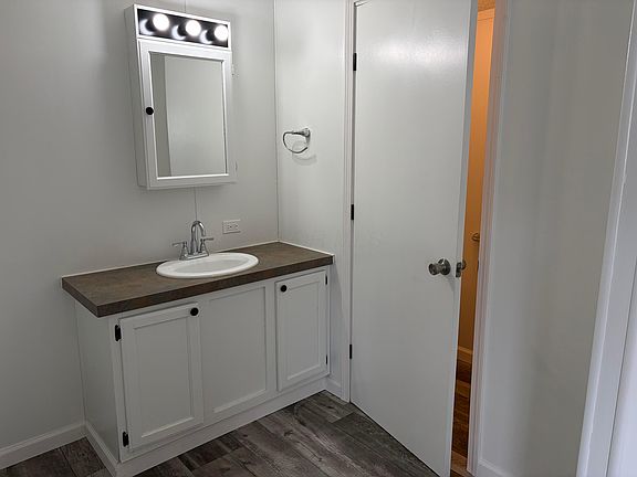 5th image of 301 Ronald Dr
