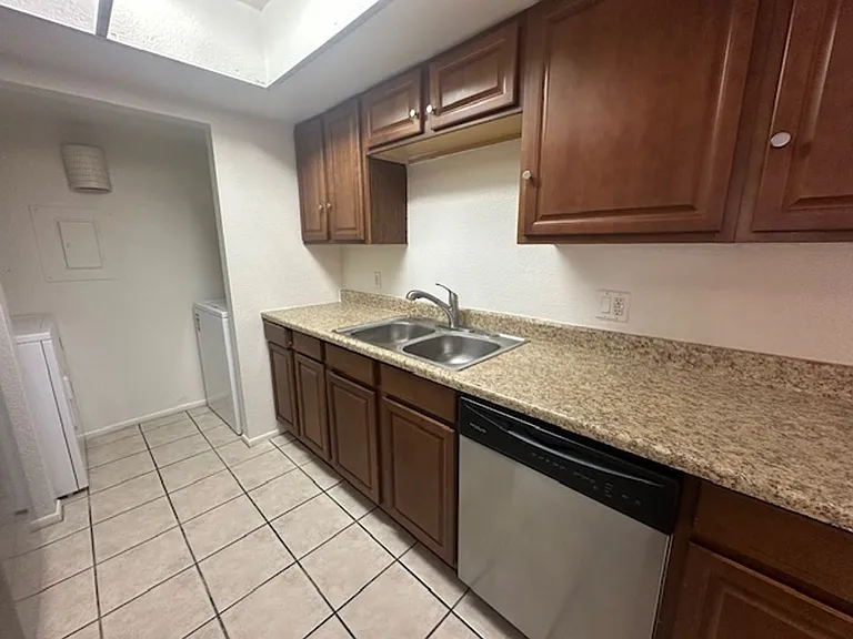4608 W Maryland Ave #113 — Photo 9