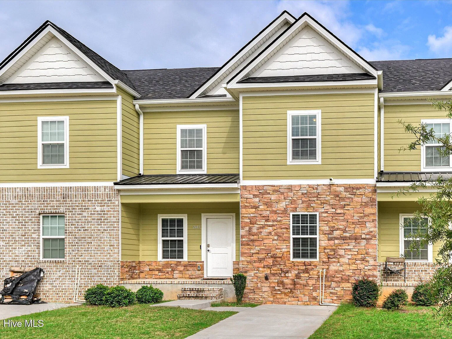 3 bed, 2.5 bath, 2202 sqft, $1,750 — Photo 3