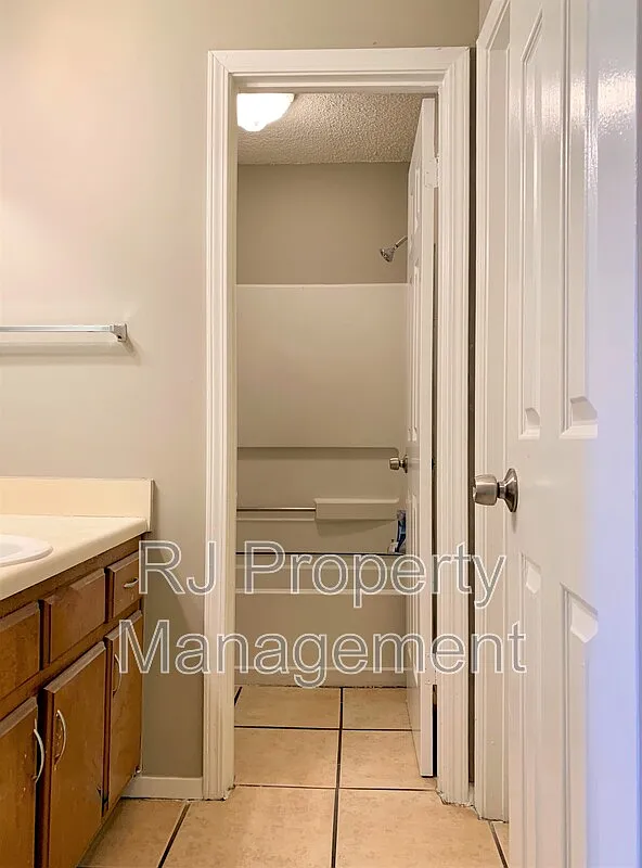 3 bed, 2.0 bath, 1094 sqft, $1,295 — Photo 4