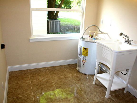 4th image of 2525 Columbine Dr N