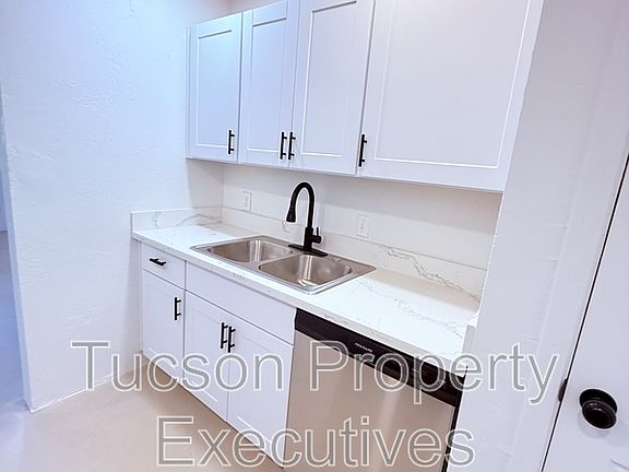 4th image of 810 N Alvernon Way