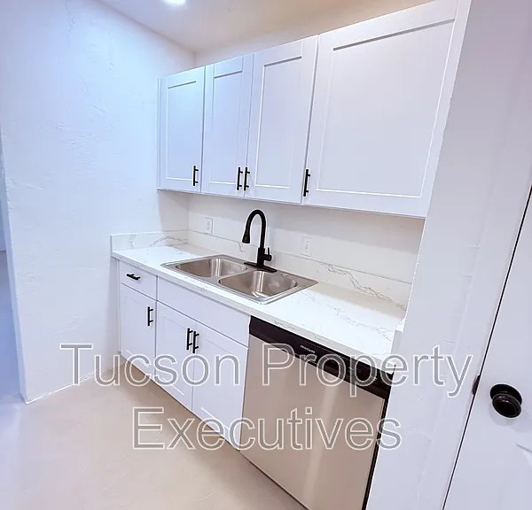 810 N Alvernon Way — Photo 4