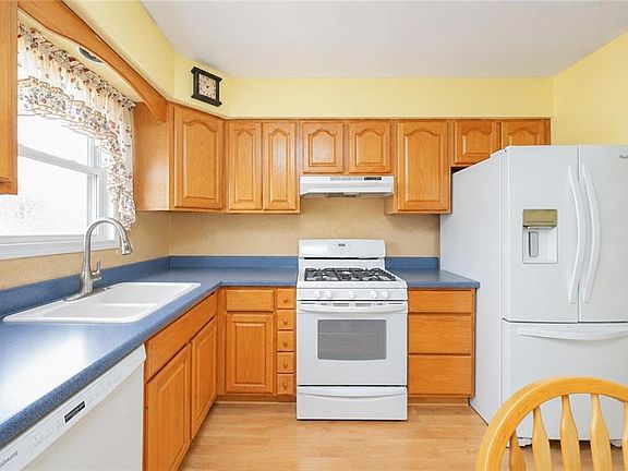 5th image of 161 Saint Johns Ave