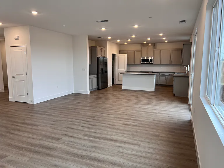 2869 Wrangell St — Photo 8
