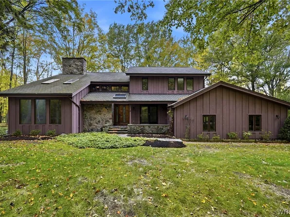 200 Carnoustie Dr, East Aurora, NY 14052