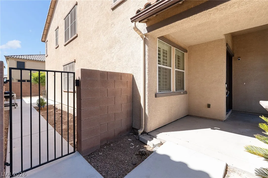 5 bed, 3.0 bath, 3720 sqft, $3,100 — Photo 2