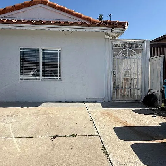 2624 Caulfield Dr — Photo 2