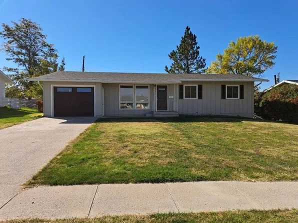 841 E 6th St, Chadron, NE 69337