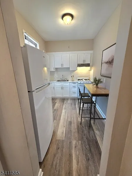 Building Photo - 579-581 Belleville Ave #8