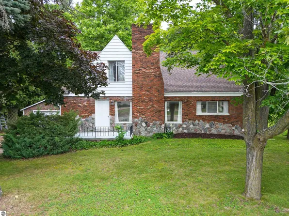 609 Buckley St, Elk Rapids, MI 49629