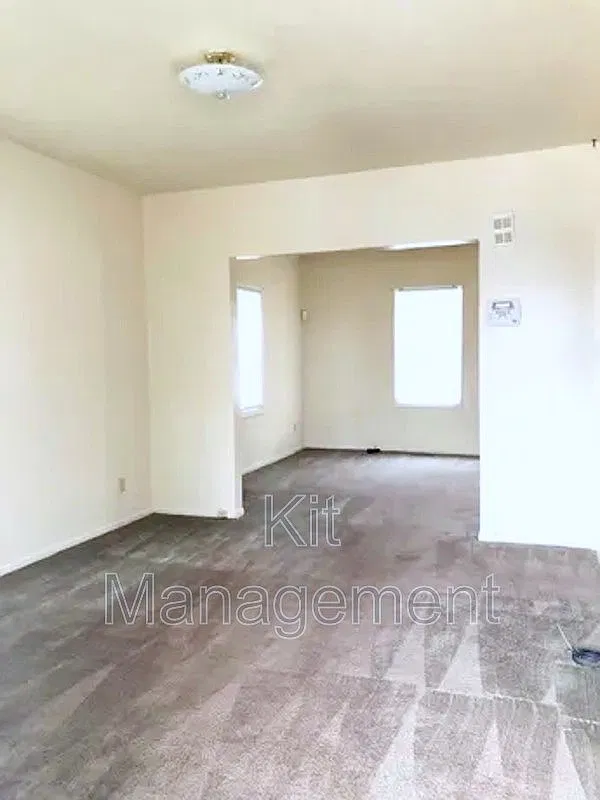 Charming 3-Bed Home with Fenced Yard South End of Toledo 842 Toronto Avenue — Photo 2