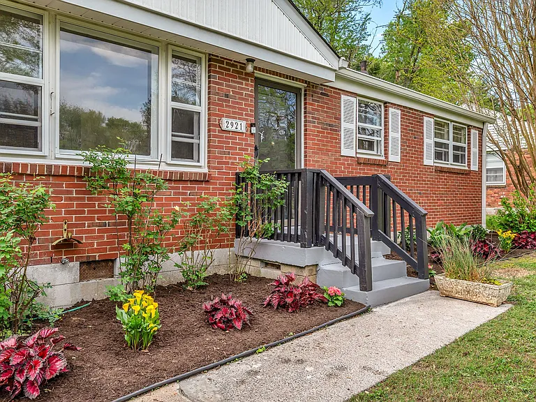 2921 Twin Lawn Dr — Photo 4