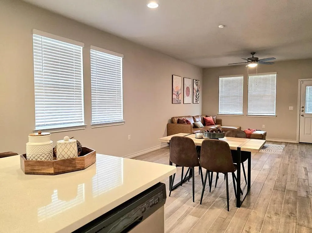 3 bed, 2.0 bath, 1514 sqft, $2,890 — Photo 4