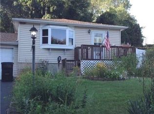 9 Winthrop St, Islip, NY 11751