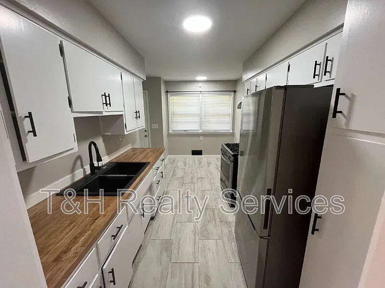 2700 W 11th St — Photo 5