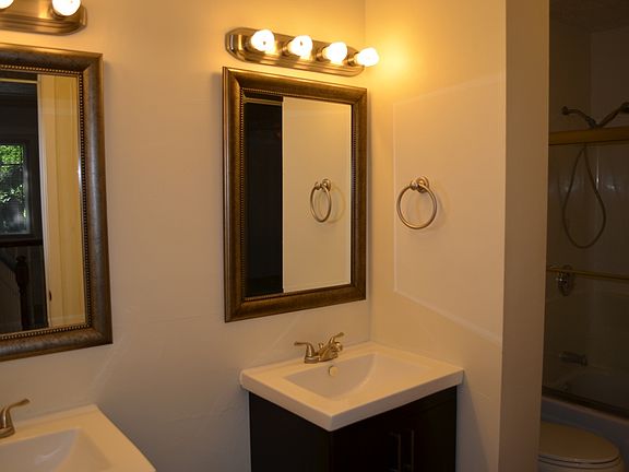 Two sinks in full bath