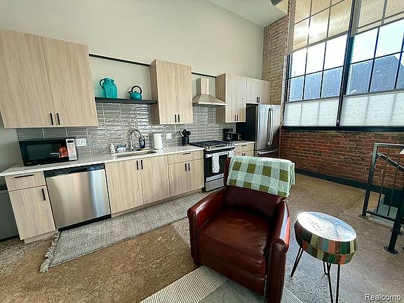 5th image of 603 E Milwaukee St #105
