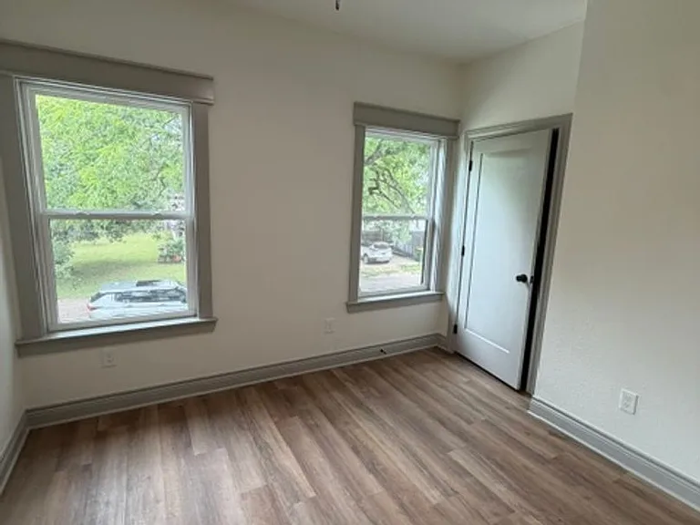 301 Live Oak St — Photo 6
