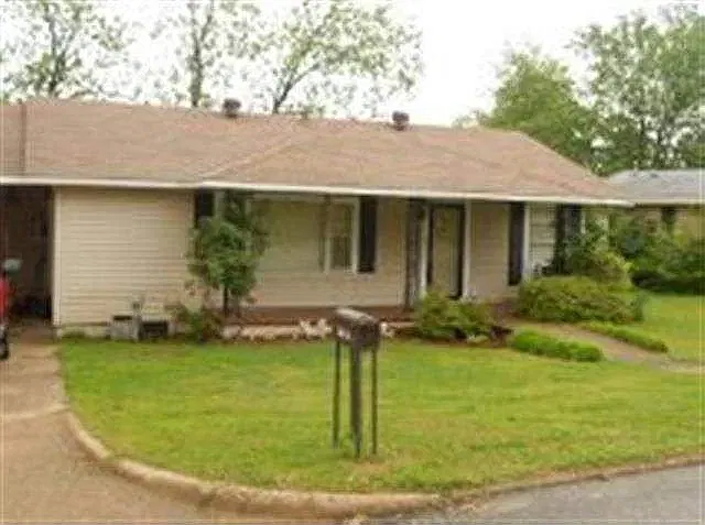 3 bed, 1300 sqft, $1,200 — Photo 1