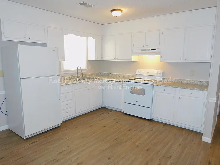 4921 Chaucer Dr — Photo 6