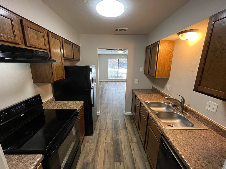 1506 Parkside Dr — Photo 8