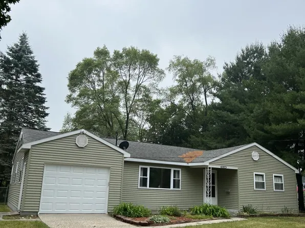 325 W John St, Clare, MI 48617