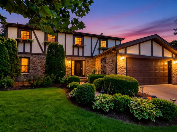 229 N Whispering Hills Dr, Naperville, IL 60540