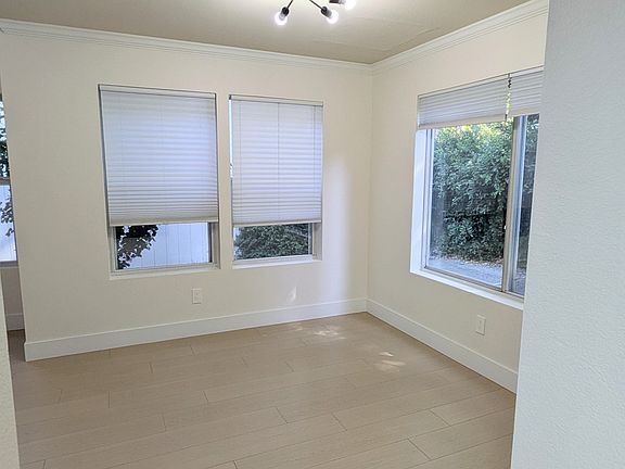 3rd image of 604 Pemberton Ln