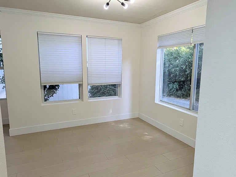 604 Pemberton Ln — Photo 3