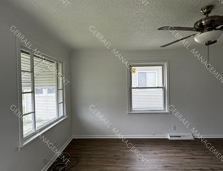 1221 Barney Ave — Photo 9