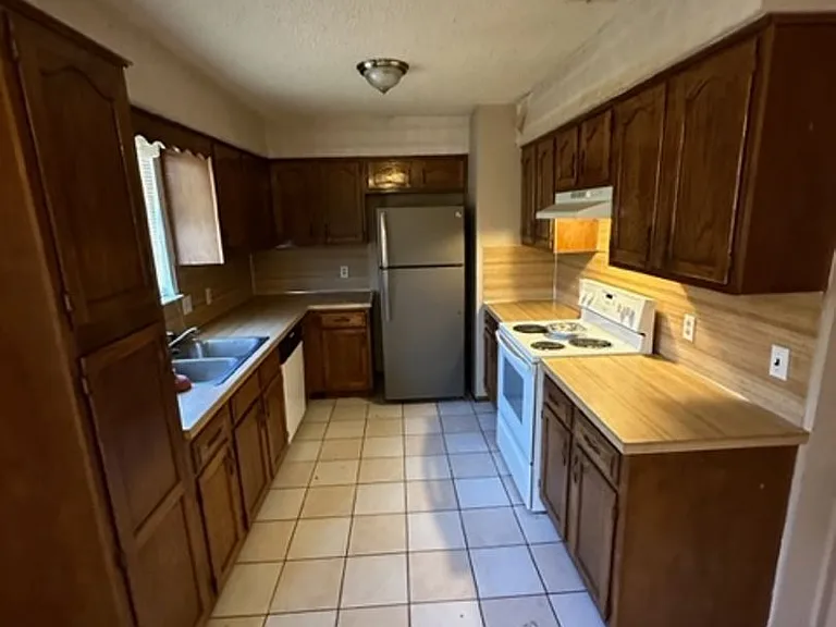 802 Alameda Rd — Photo 3