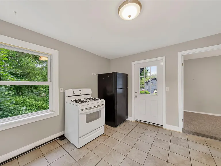 68 Catharine St — Photo 12