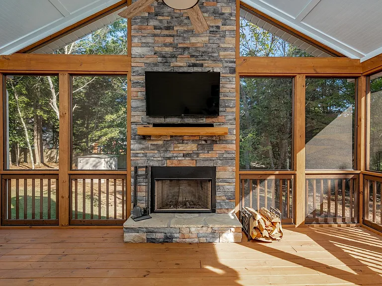 325 Dobbs Rd — Photo 3