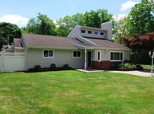 206 Seaman Neck Rd, Dix Hills, NY 11746