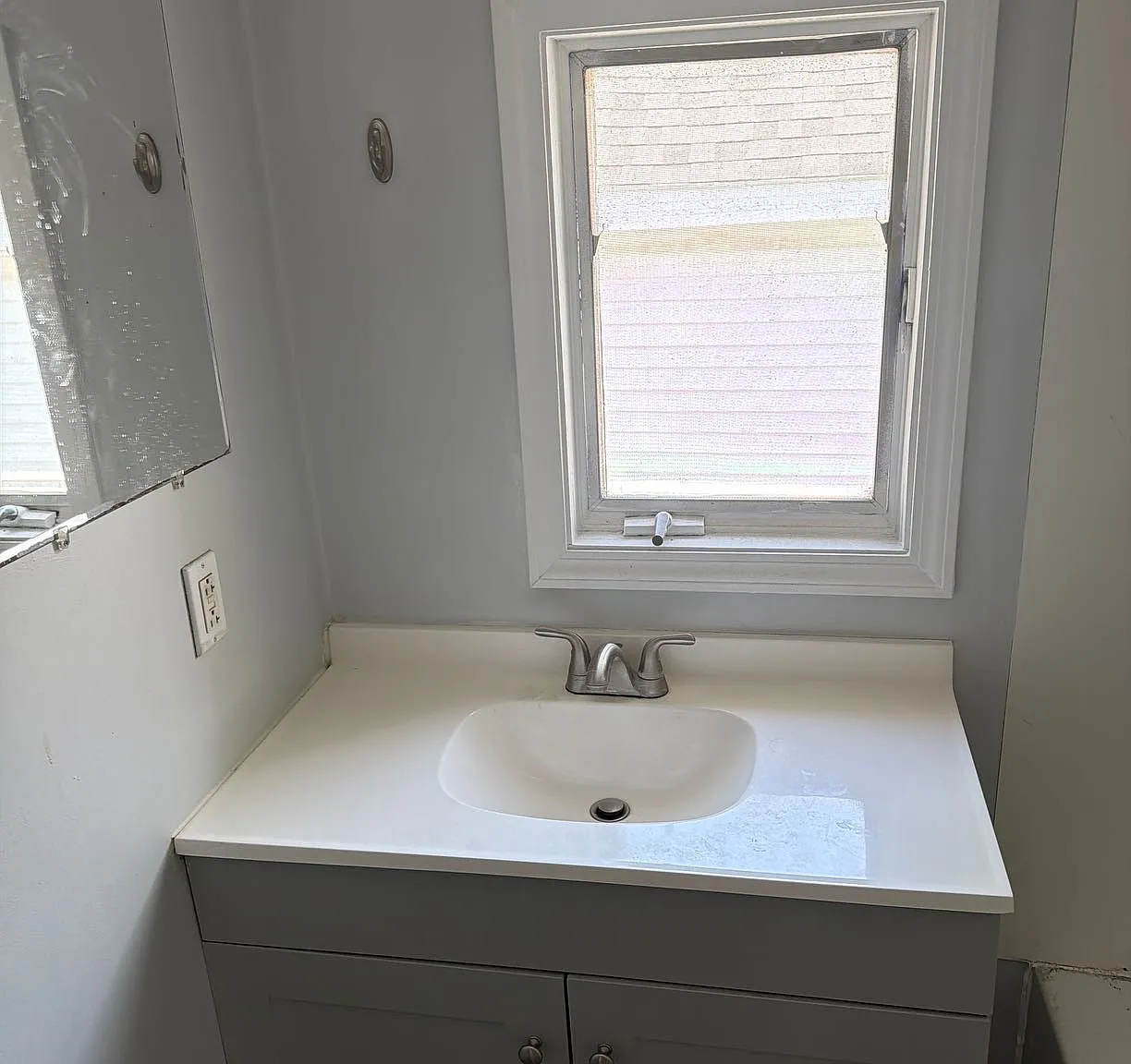 3 bed, 2412 sqft, $1,100 — Photo 4