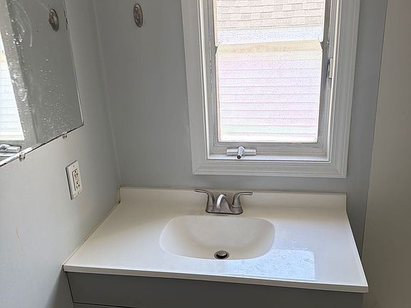 4th image of 183 W Seneca St