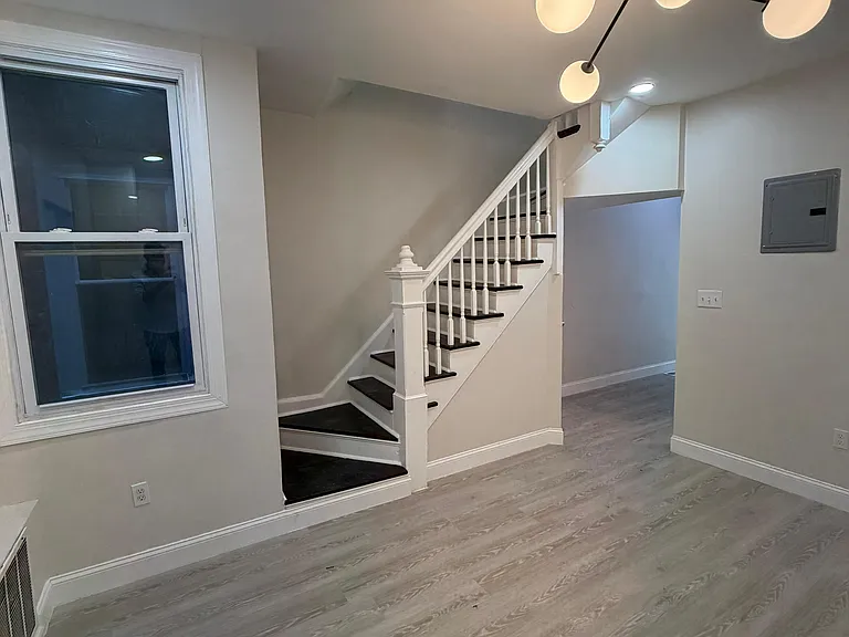 241 Hawthorne Ave — Photo 1