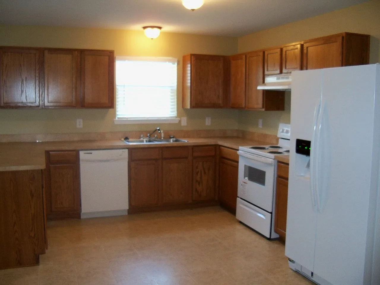 4 bed, 2.5 bath, 2554 sqft, $2,425 — Photo 2