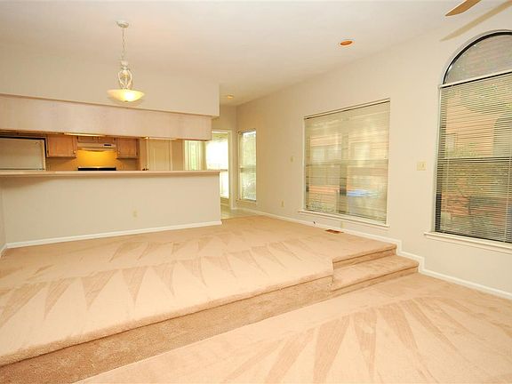 5th image of 2159 Woodlawn Ave