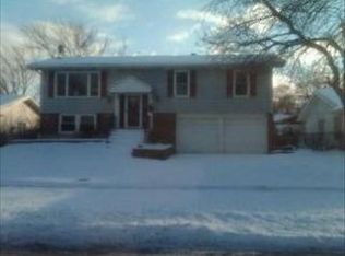 1045 Rosedale Ln, Hoffman Estates, IL 60169
