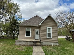203 S Livergood St, Stonington, IL 62567