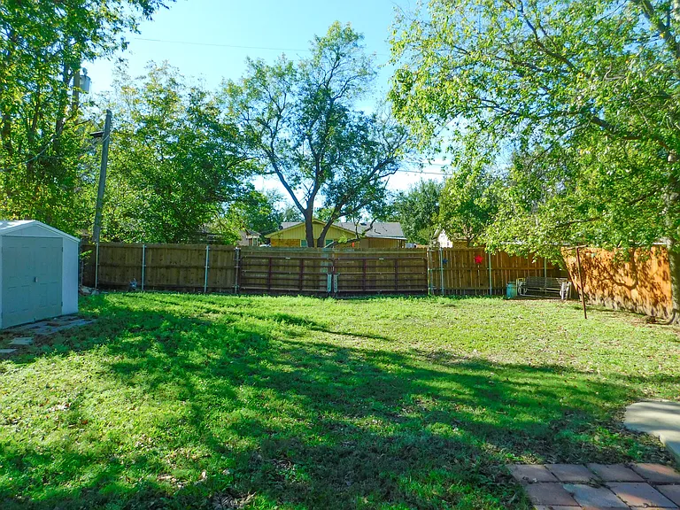 325 W Jones St — Photo 27