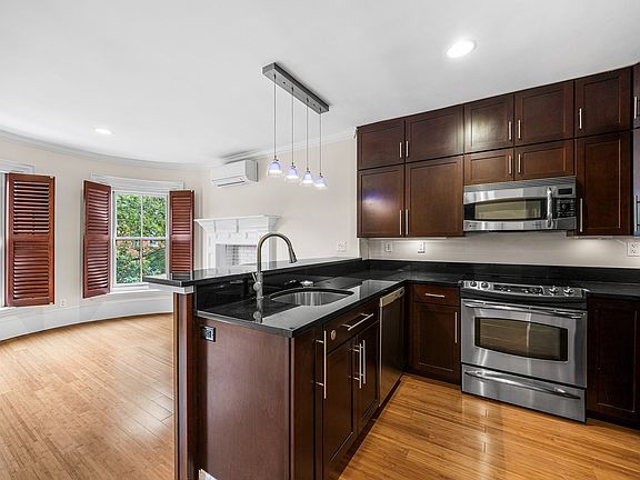 2nd image of 32 Rutland Sq APT 3