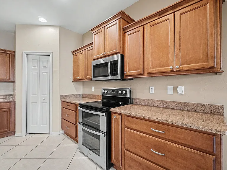 627 SW 47th Ter #627 — Photo 9