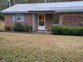 114 Holly Ross Rd, Cochran, GA