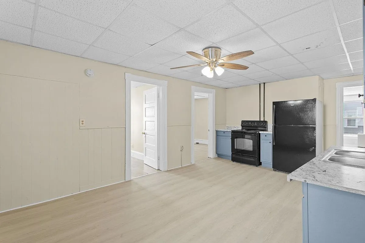 3 bed, 1.0 bath, 1200 sqft, $2,000 — Photo 3